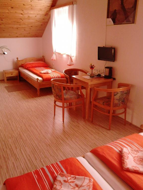 Rooms Josip Korenica Bilik gambar