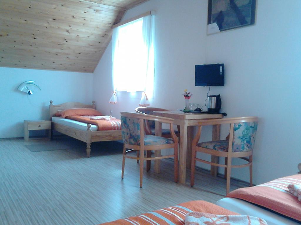 Rooms Josip Korenica Bilik gambar